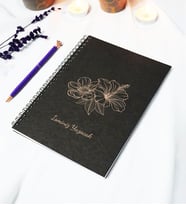 Kişiye Özel Çiçek Temalı Siyah Kraft Kapaklı Defter - 45 Yaprak A5 (90 SAYFA) 15x21 Cm