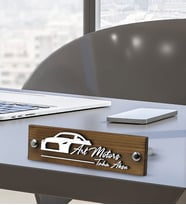 BK Gift Kişiye Özel El Yapımı Galeri Tasarımlı 3D Kabartma İsimli Metal Ayaklı Doğal Ahşap Masa İsimliği, Yeni İş Hediyesi, Ofis Dekoru-1