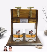 BK Gift Kişiye Özel Renkli Baskılı Sevgililer Karikatürlü İkili Viski Bardağı ve Çift Musluklu Doğal Ahşap Viski Standı-81 (Model 1)