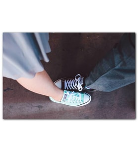 Cakatablo  Kadın ve Erkeğin Zıt Renk Converse Ayakkabıları MDF Tablo