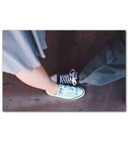 Cakatablo  Kadın ve Erkeğin Zıt Renk Converse Ayakkabıları MDF Tablo