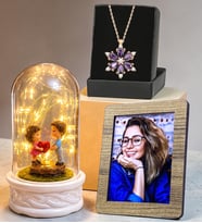 Kişiye Özel Fotoğraflı Hediye Seti LED Işıklı Kalp Tutan Aşıklar Temalı Fanus ve Gerçek Ametist Taşlı Lotus Kolye