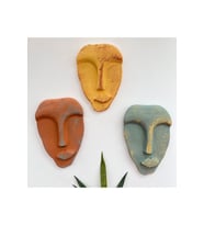 El Yapımı Taş Heykel Soyut Yüz Maske 3'li Set, Modern beton, eskitme taş görünümlü duvar dekor (Çok Renkli)
