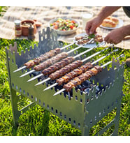 Kamp Ayısı® CastleGrill™ 2mm Galvaniz Çelik, Katlanır, 13 Şiş Kapasiteli Şiş Man