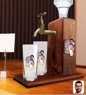 BK Gift Kabartmalı Karikatür Figürlü Musluklu Ahşap İçki Standı ve İkili Rakı Bardağı Hediye Seti