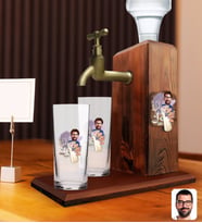 BK Gift Kabartmalı Karikatür Figürlü Musluklu Ahşap İçki Standı ve İkili Rakı Bardağı Hediye Seti