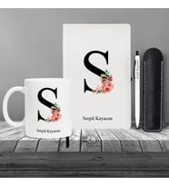 Kişiye Özel Anneler Günü Uv Baskılı Harfli Beyaz Defter ( Siyah Kenar ) & Beyaz Tükenmez Kalem ve Kupa