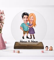 BK Gift Kişiye Özel Sevgililer Karikatürlü Yuvarlak Ahşap Standlı Biblo-80