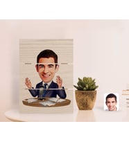BK Gift Kişiye Özel Erkek Spiker Karikatürlü Otantik Masaüstü Ahşap Palet Çerçeve-1 (Beyaz)