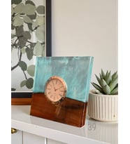 Classic Ceviz & Epoksi Masa Saati – Gümüş Kaplama Quartz Mekanizma – El Yapımı Tasarım (15x15 cm ) (Açık Mavi)