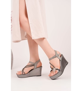 Çiçek Taş Detaylı Platin Dolgu Topuk Sandalet – 9 cm Platform Kum Kaplama