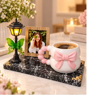 Kişiye Özel Fotoğraflı Pembe Kabartma Fiyonklu Kupa Sokak Lambalı Hediye Seti