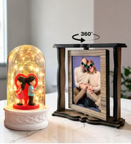 Kişiye Özel 2 Fotoğraflı Dönen Ahşap Çerçeve ve LED Işıklı Sırt Sırta Aşıklar Fanus Hediye Seti