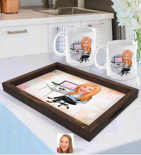 BK Gift Kişiye Özel Kadın Genel Müdür Karikatürlü Doğal Ahşap Tepsi ve 2’li Kupa Bardak Seti-1