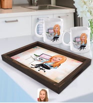 BK Gift Kişiye Özel Kadın Genel Müdür Karikatürlü Doğal Ahşap Tepsi ve 2’li Kupa Bardak Seti-1