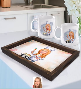 BK Gift Kişiye Özel Kadın Chef Karikatürlü Doğal Ahşap Tepsi ve 2’li Kupa Bardak Seti-1