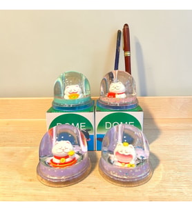 Şans Kedisi (Maneki-Neko) Sulu Kalemlik – Kar Küresi Efektli Uğur Dekoru (8 cm)