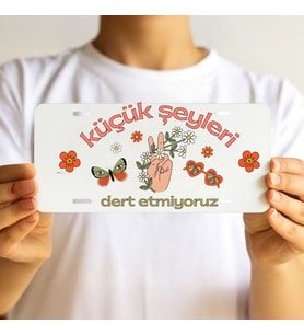 Küçük Şeyleri Dert Etmiyoruz Yazılı Retro Dekoratif Plaka – Renkli Barış Temalı Aksesuar