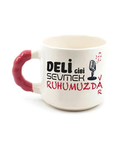 Deli Gibi Sevmek Ruhumuzda Var Baskılı Kırmızı Kulplu Boncuk Kupa