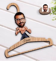 BK Gift Kişiye Özel Bruce Lee Karikatürlü Standart Boy Ahşap Elbise Askısı-1