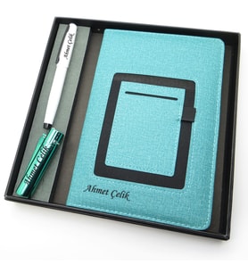 Signator® Codex  N352 Kişiye Özel Defterli Set - İsme Özel Beyaz Kalem + İsme Özel Turkuaz Defter + İsme Özel Yeşil Çakmak  İsme Özel Kutusunda Hediyelik Set (Karışık)