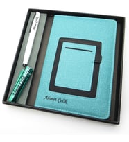 Signator® Codex  N352 Kişiye Özel Defterli Set - İsme Özel Beyaz Kalem + İsme Özel Turkuaz Defter + İsme Özel Yeşil Çakmak  İsme Özel Kutusunda Hediyelik Set (Karışık)