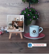 Baş Harf ve İsim Soyisim Fotoğraflı Dekoratif Taş, Ahşap Altlıklı Türk Kahvesi Fincanı Hediye (Model 6)