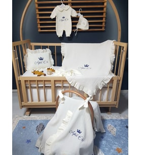 Baby Clime Nakışlı Müslin Hastane Çıkış Seti – Bebek Tulumu, İsimli Battaniye, Fırfırlı Puset Örtüsü, Nakışlı Kırlent
