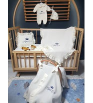 Baby Clime Nakışlı Müslin Hastane Çıkış Seti – Bebek Tulumu, İsimli Battaniye, Fırfırlı Puset Örtüsü, Nakışlı Kırlent
