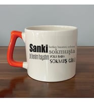 Sanki Herkes Hayatını Yoluna Sokmuşta Baskılı Turuncu Kulplu D Kupa