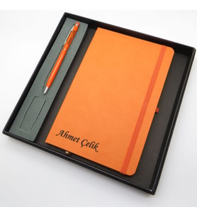 Signator® Codex  N105 Kişiye Özel Defterli Set - İsme Özel Turuncu Kalem + İsme Özel Turuncu Defter  İsme Özel Kutusunda Hediyelik Set (Karışık)