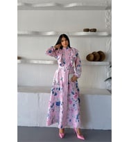 Neşeli butik kadın pembe fırfır detaylı çiçek desenli atlas kumaş düğmeli tasarım elbise NBMS26102