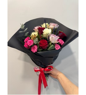 Siyah Bukette Kırmızı, Lila ve Beyaz Güller