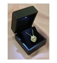 925 Ayar Gümüş Işıklı Kutulu Mıknatıslı Açılır Kapanır Gold Yonca Kolye