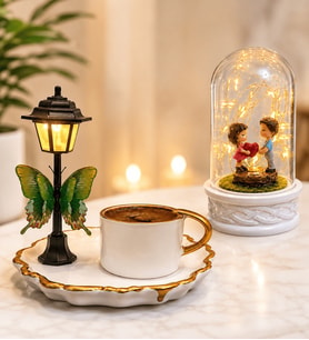 Sokak Lambalı Premium Kahve Fincanı ve LED Işıklı Fanus(kalp tutan aşıklar) Seti