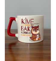 Kime Ne Yaptıysam Hakettiğinden Baskılı Kırmızı Kulplu D Kupa (Beyaz)