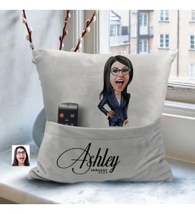BK Gift Kişiye Özel Boss Anne Karikatür Tasarımlı Organizer Kumanda ve Atıştırmalık Cepli Gri Kırlent Yastık- 4 Arkadaşa Hediye, Cepli Yastık