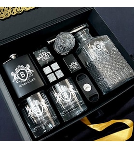 İsme Özel Gravürlü Black Edition Viski Şişesi & Bardak Seti – Premium Kutuda