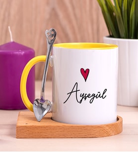 Kişiye Özel İsim Yazılı Minik Kalpli Ahşap Altlıklı Sarı Kupa Bardak