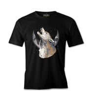 A Wolf Howling with Brown Half Moon Background Siyah Erkek Tshirt