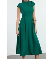 Moda Stil Fitted Dik Yaka Midi Boy Elbise (Yeşil)