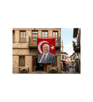 Türk Bayrağı Önünde Necmettin Erbakan ve İmzası 140gr Premium Raşel Kumaş Bayrak 300x450 Cm