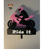 3D Hareketli Pembe Motorcu Figürlü Anahtarlık Askısı – Ön Kaldıran Motosiklet Tasarımı