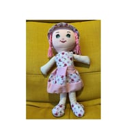 Pembe Saçlı Desenli Kız Oyuncak Elbiseli Nostaljik Bez Bebek Uyku Arkadaşı 50 Cm Hediyelik Doğum Günü Geçmiş Olsun Hoş Geldin Bebek Hediyesi