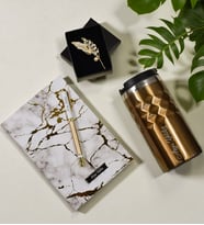 Kişiye Özel Mermer Desenli Defter& Roller Kalem& Geometrik Desenli Gold Çelik Termos& Broş Hediye Seti (Beyaz)