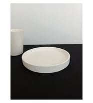 Dekoratif Sunum Tabağı, Beyaz Renk Yüksek Kaliteli Malzeme El Yapımı Yuvarlak El Yapımı Sunum Tabağı, Ev Dekoru, Masa Dekoru (17 cm)