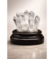 Kristal Kuvars Doğal Taş Standlı Ham Parça – 10 × 10 cm  478 gr