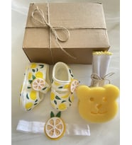 HOŞGELDİN BEBEK , YENİDOĞAN HEDİYELİK , KIZ BEBEK HEDİYE KUTUSU, BANDANALI BEBEK PATİK+BEBEK MENDİL+BANYO SÜNGERİ ,HASTANE ODASI , BABY SHOWER (Sarı-Beyaz)