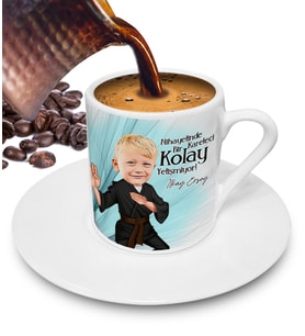 Nihayetinde Kareteci Kolay Yetişmiyor Kişiye Özel Karikatürlü Türk Kahvesi Fincanı (Beyaz)