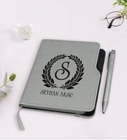 BK Gift Kişiye Özel Çelenk Baş Harfli İsimli Gri Termo Deri Defter Kalem Seti-6